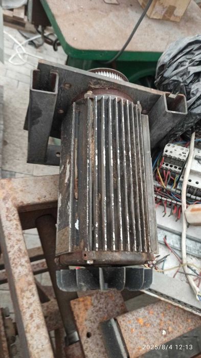 silnik 3 kW 50 Hz z kołem na pasek rowkowy