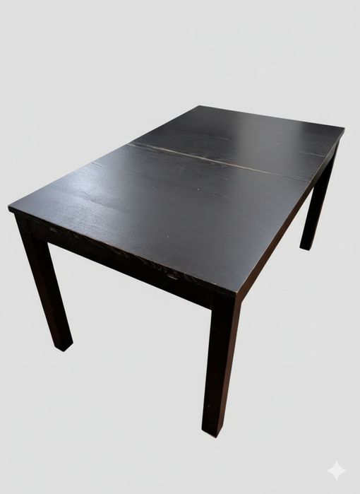 Uma mesa extensível e 4 cadeiras tudo em preto