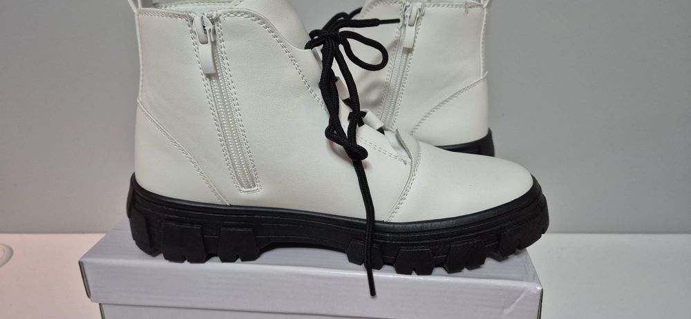 Botki białe  , skóra  roz.38