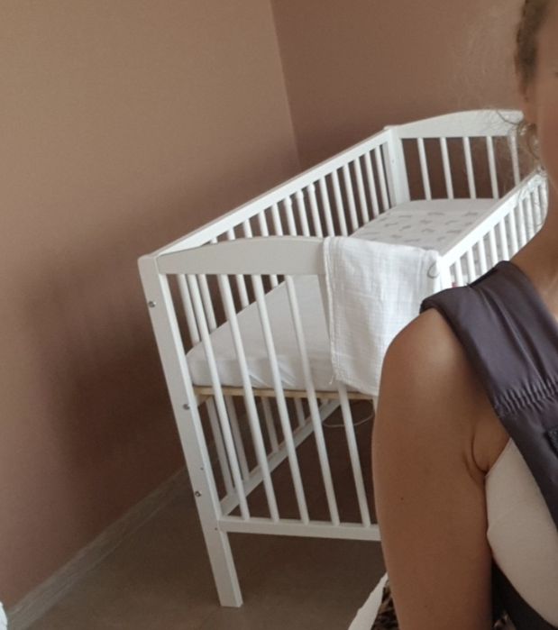 Białe łóżeczko z materacem - Stan bardzo dobry