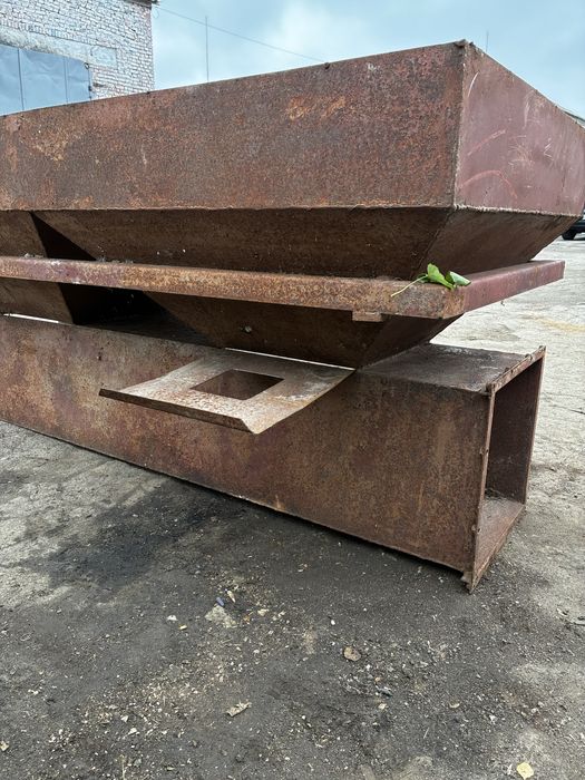 Металеві прийомні бункери накопичувачі для зерна тирси пелет