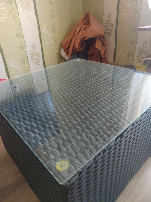 Стіл із  скляною поверхнею