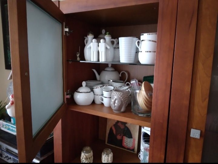 Cristaleira de cerejeira com Design Moderno