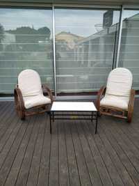Cadeiras de jardim em bambu e mesa central com tampo em pedra