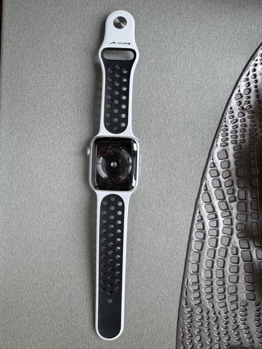 Продам Apple Watch 5 Nike edition 44mm