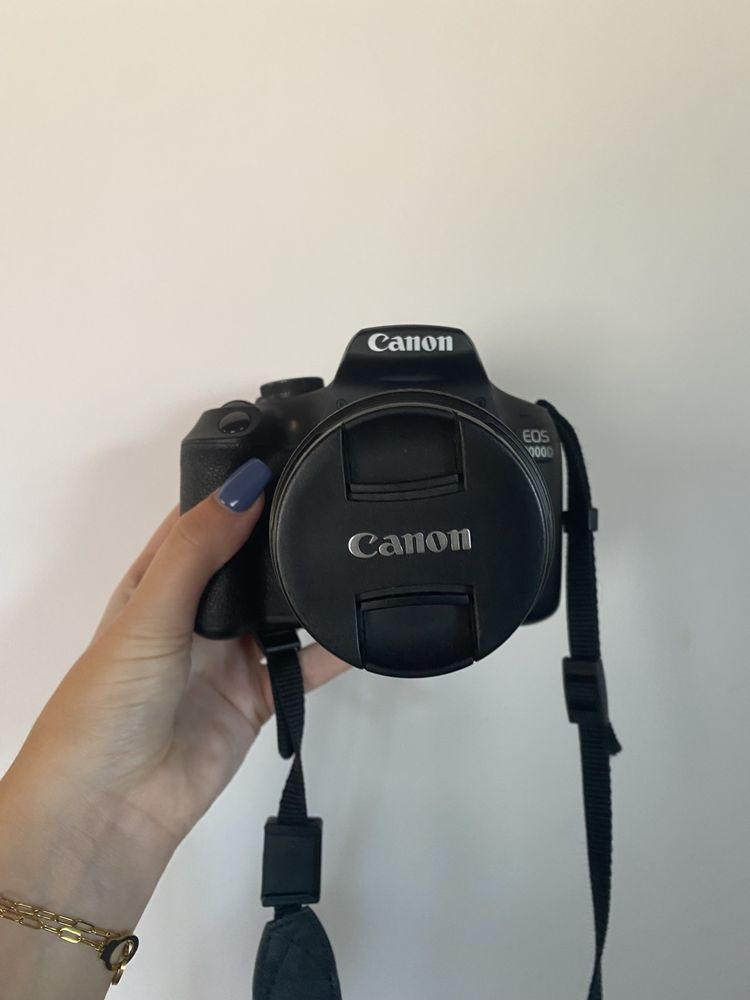 Canon EOS 2000D.