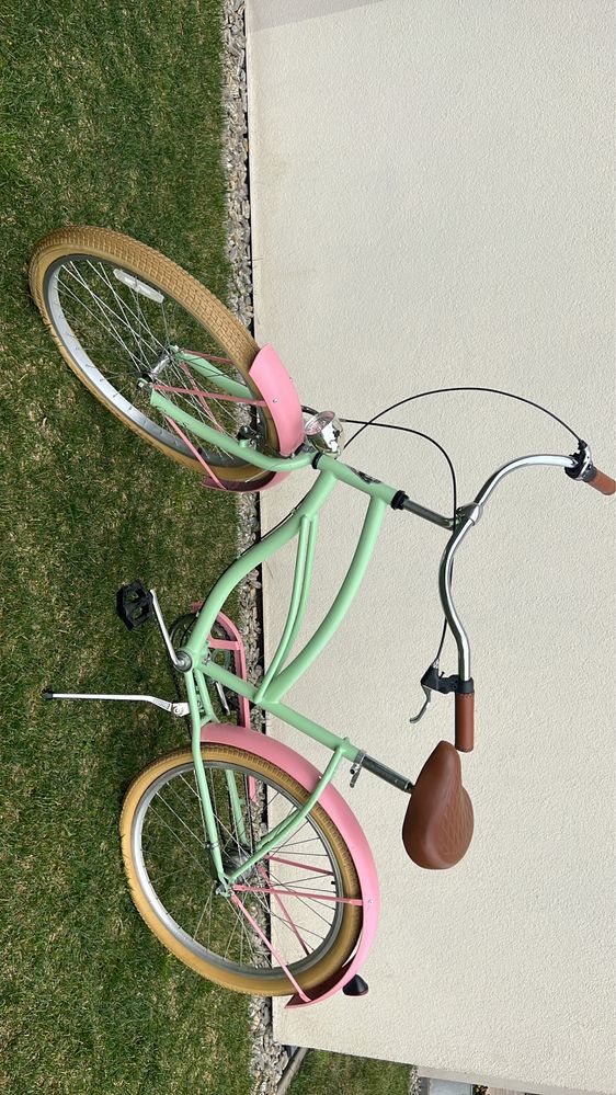 Rower miejski w pastelowej kolorystyce marki Plumbike