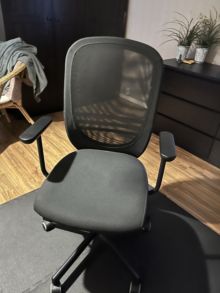 Krzeslo biurowe z podlokietnikami czarne