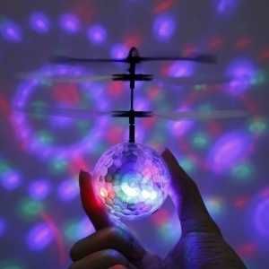 Zdalnie sterowana ręką latająca kula świecąca disco LED dron