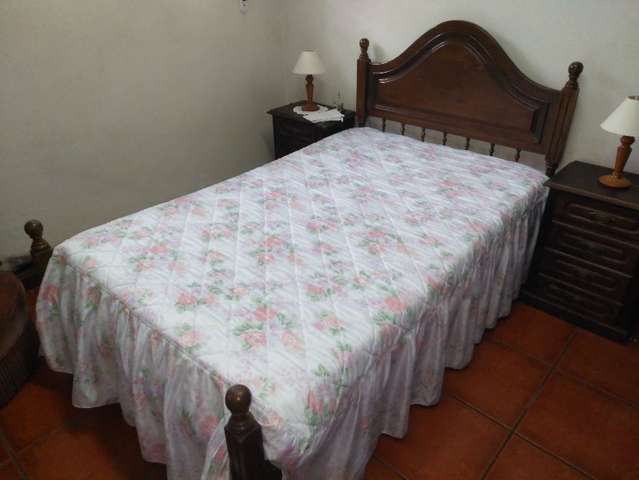 Cama de madeira + 2 Mesas de Cabeceira