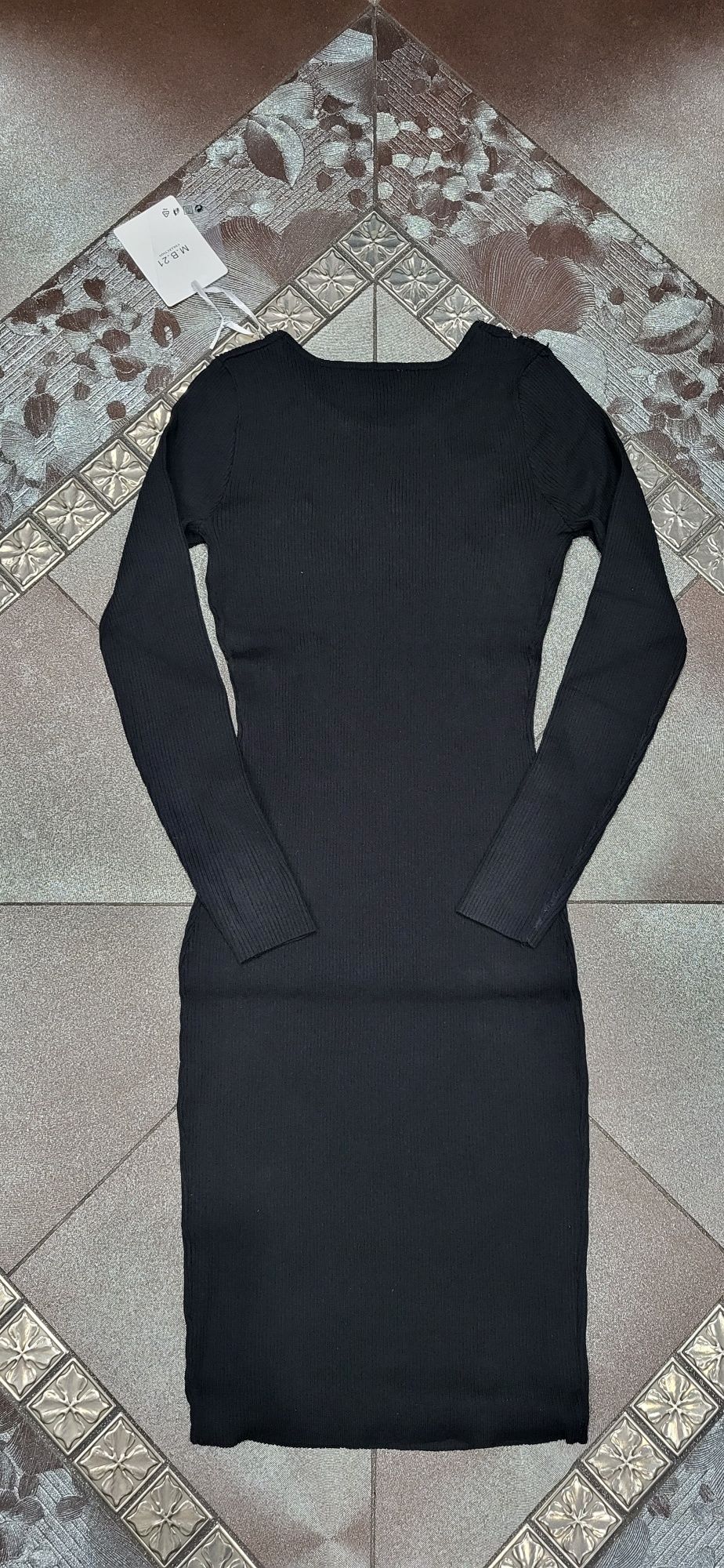 Śliczna czarna sukienka zdobiona kamienie dżety wycięcie midi uni