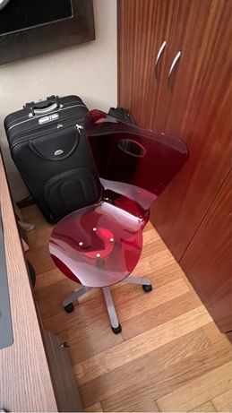 Cadeira em acrilico vermelha pra secretaria