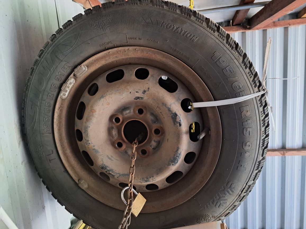 Sprzedam opony zimowe z felgami w bardzo dobrym stanie 196/65 R 15