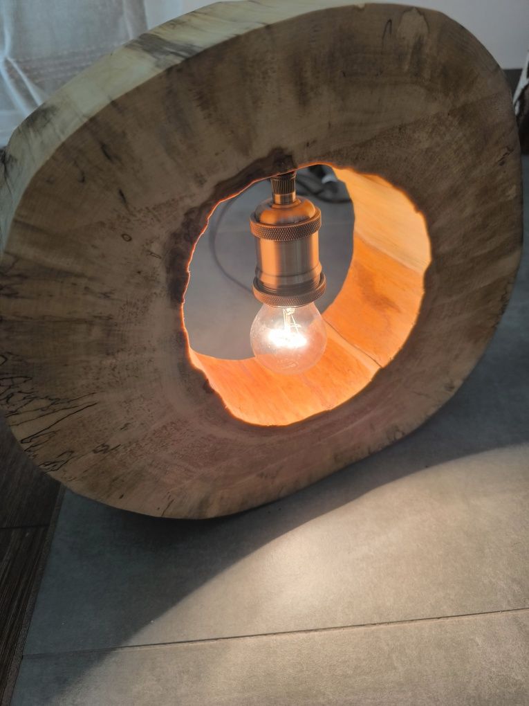 Unikalna Lampa Drewniana – Rękodzieło z Naturalnego Drewna