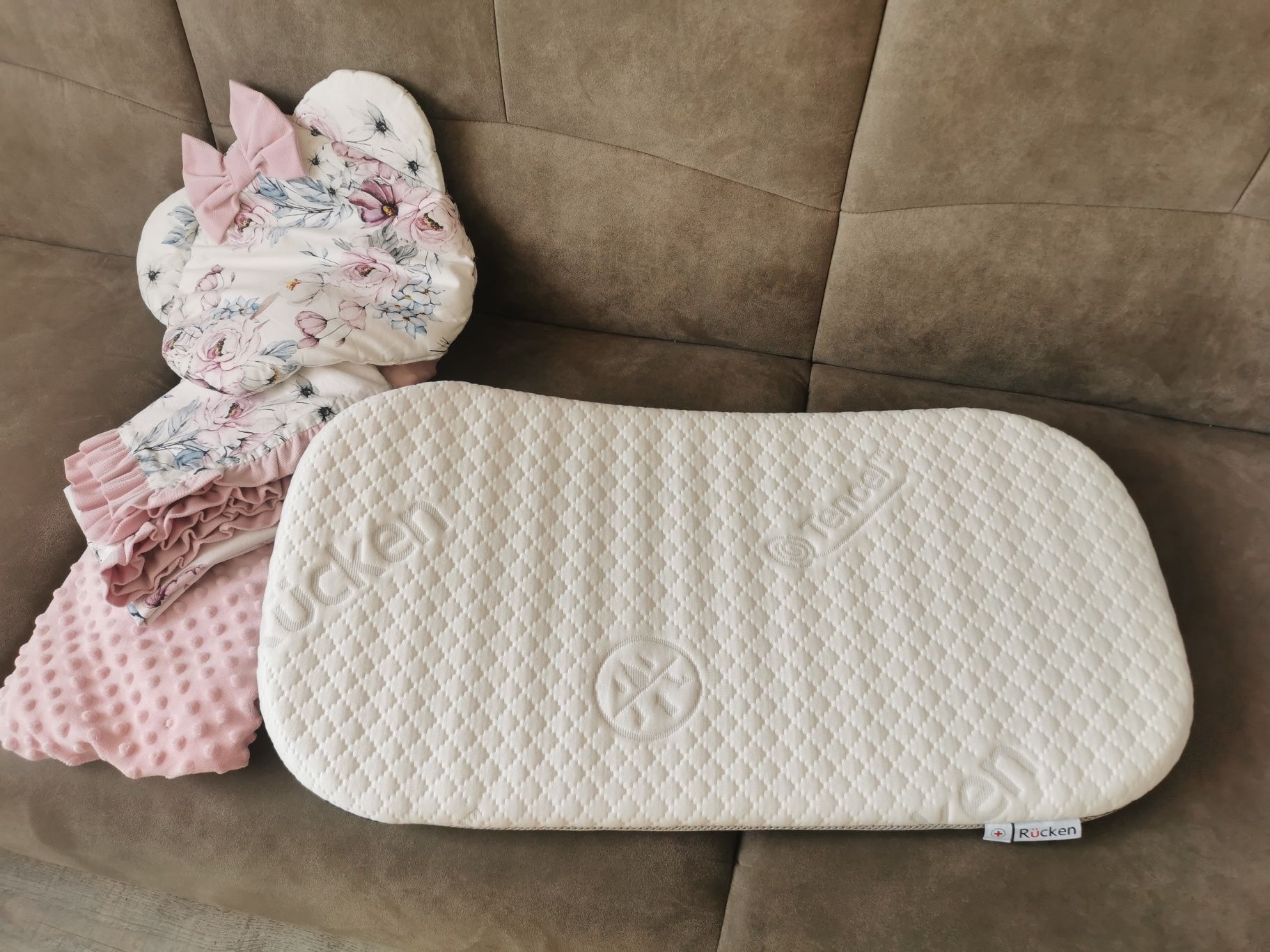 Chicco Łóżeczko Baby Hug AIR 4w1 Rose + materac + komplet w kwiaty