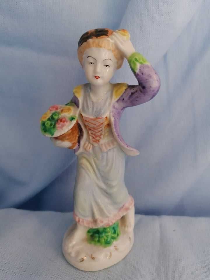 Porcelanowa figurka damy z kwiatami. Porcelana