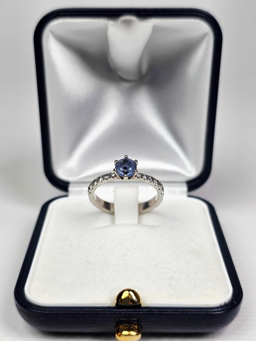 Pierścionek z szafirem naturalnym 1,01 ct i diamentami – białe złoto