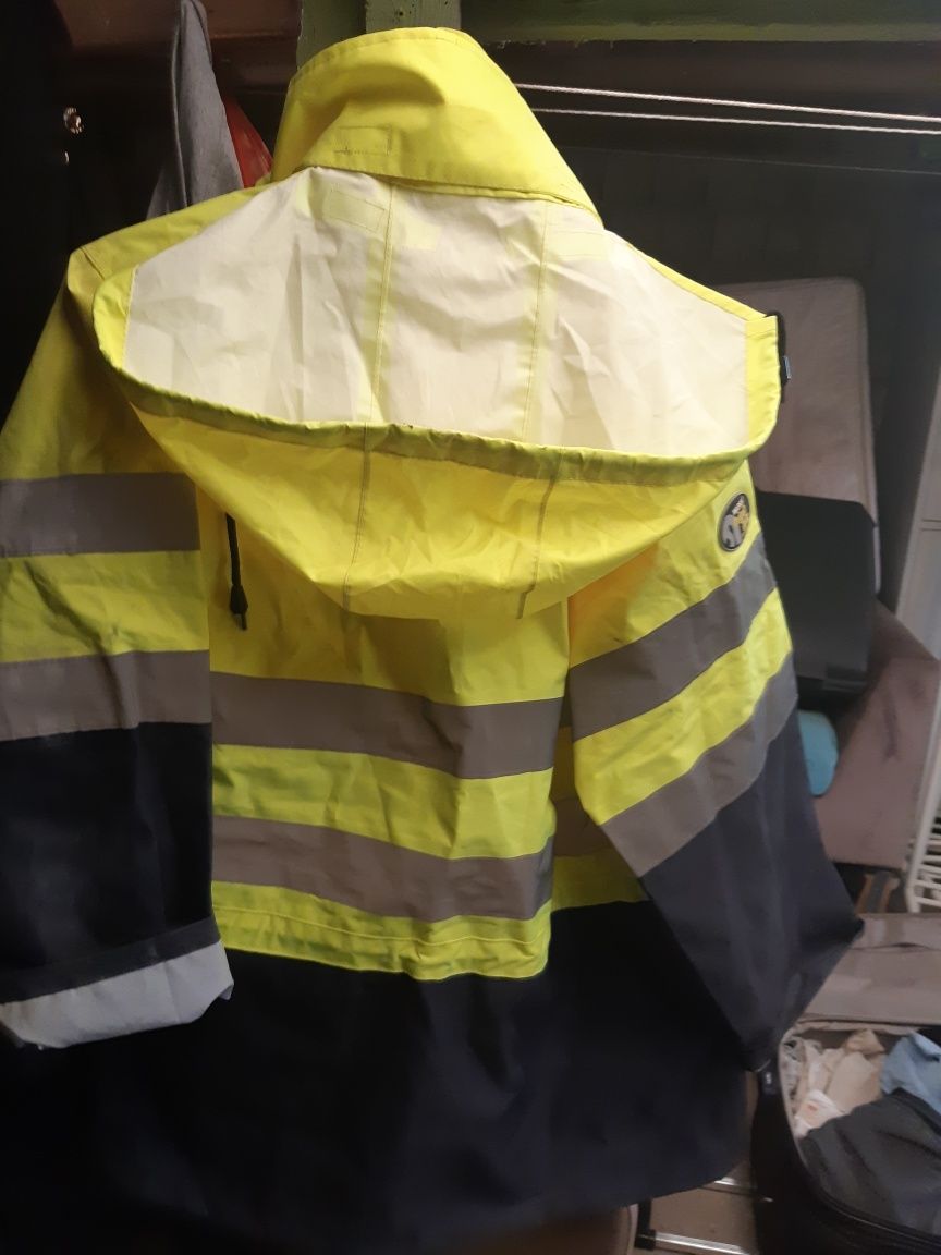 Casaco impermeável + Martelo