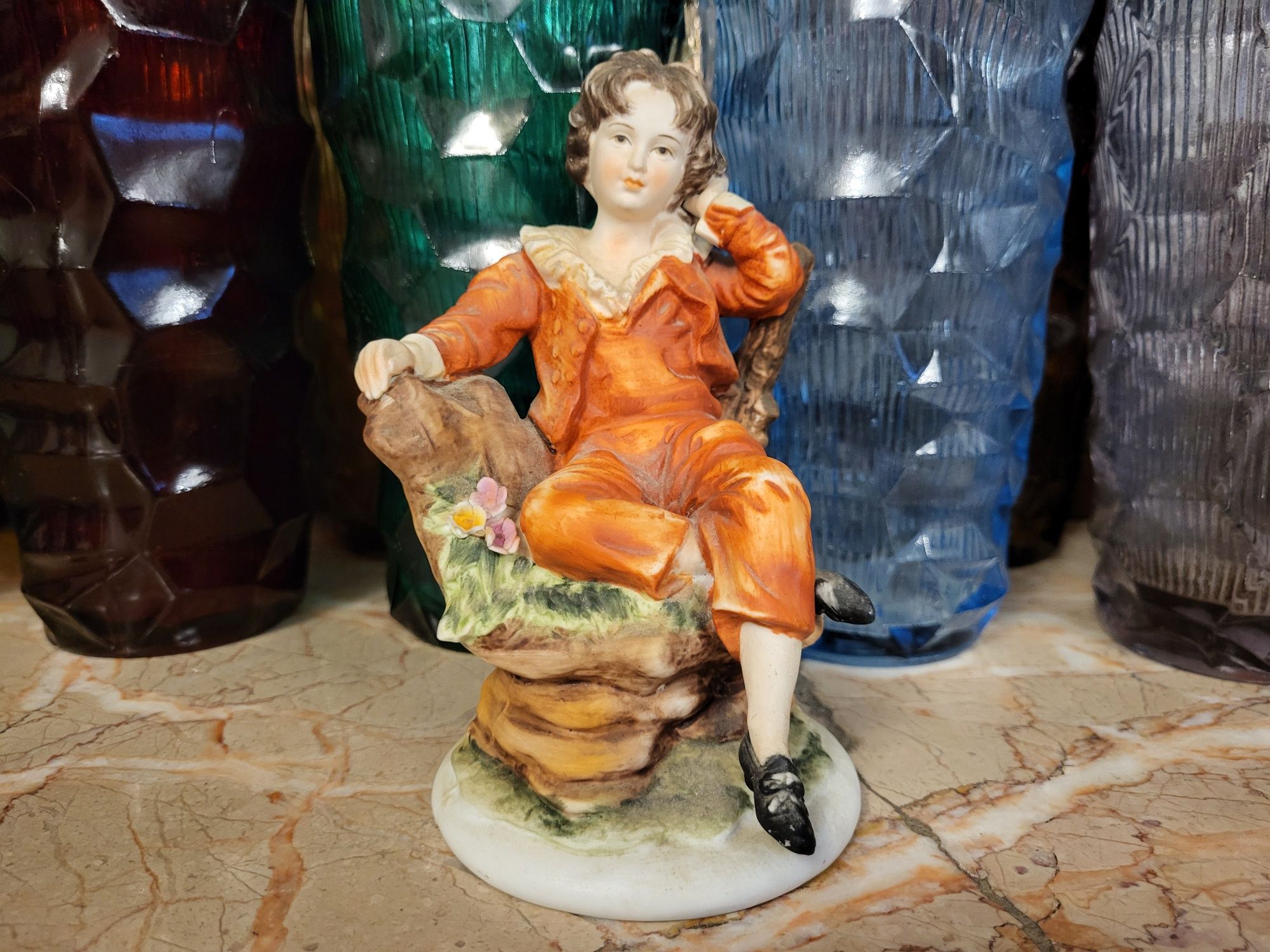 Porcelanowa biskwitowa sygnowana figurka chłopca ręcznie malowana