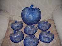 Conjunto de 7 taças de vidro grosso azul trabalhado em forma de maçâ