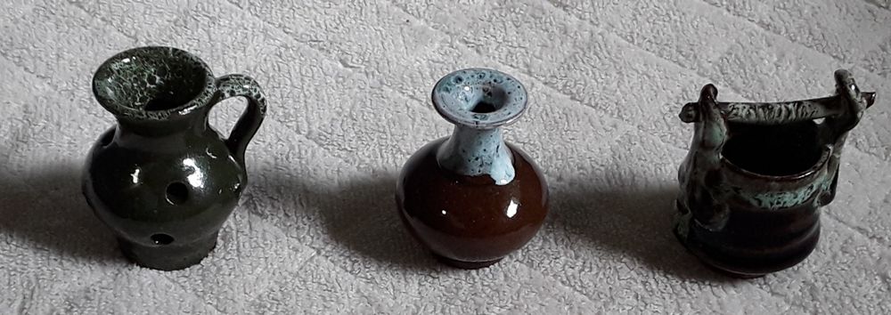 Peças de loiça miniatura em barro vidrado