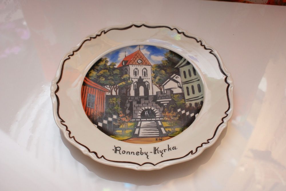 Talerz ręcznie malowany kościół Ronneby-Kyrka sygn. K.W. Szwecja