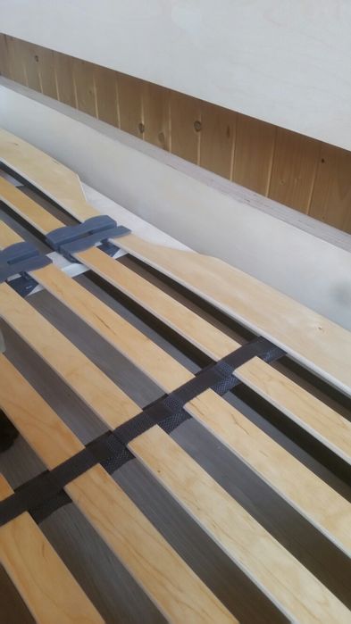 Łóżko i stelaż do kompletu