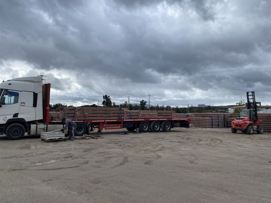 Semi Reboque com estivas