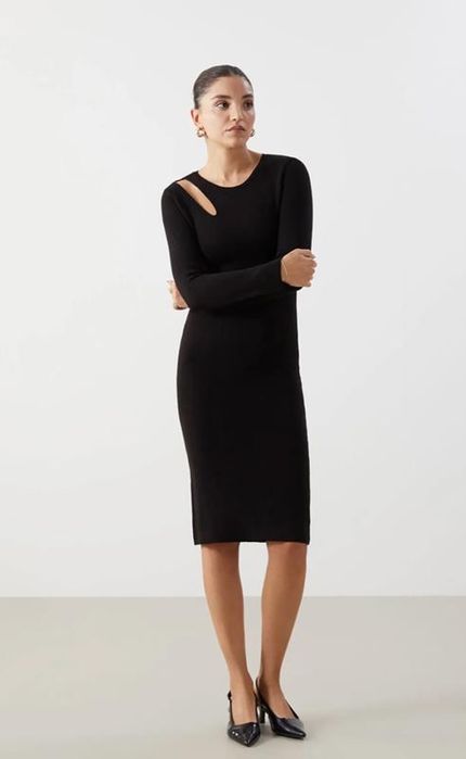 Чорна сукня в рубчик, плаття