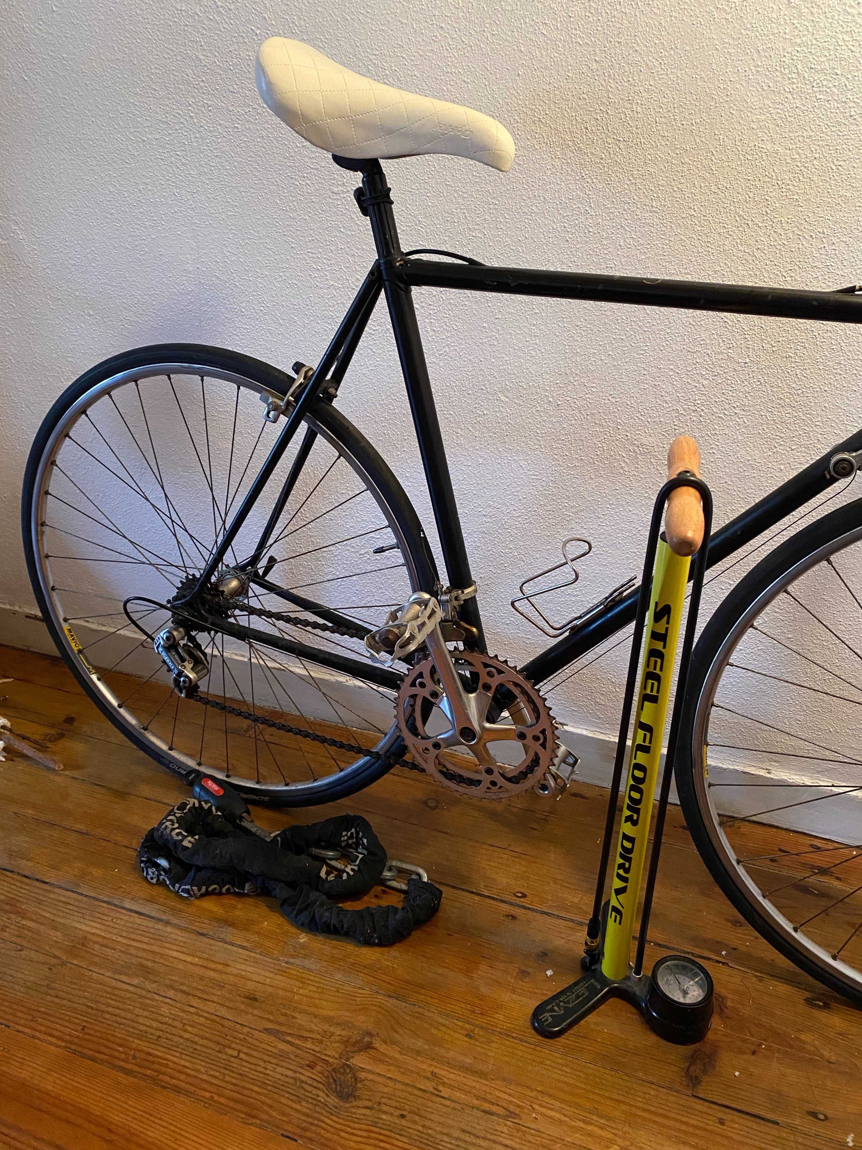 bicicleta corrida + bomba de ar de pé + cadeado Lock Force e capacete