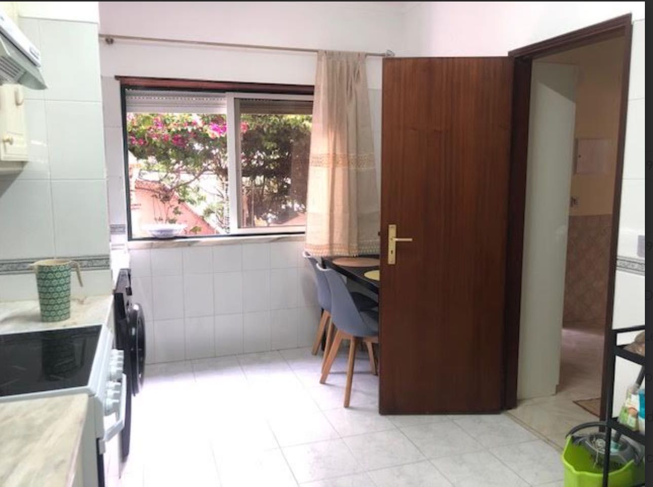 Quarto Sesimbra com muita luz, sossegado e varanda privativa.