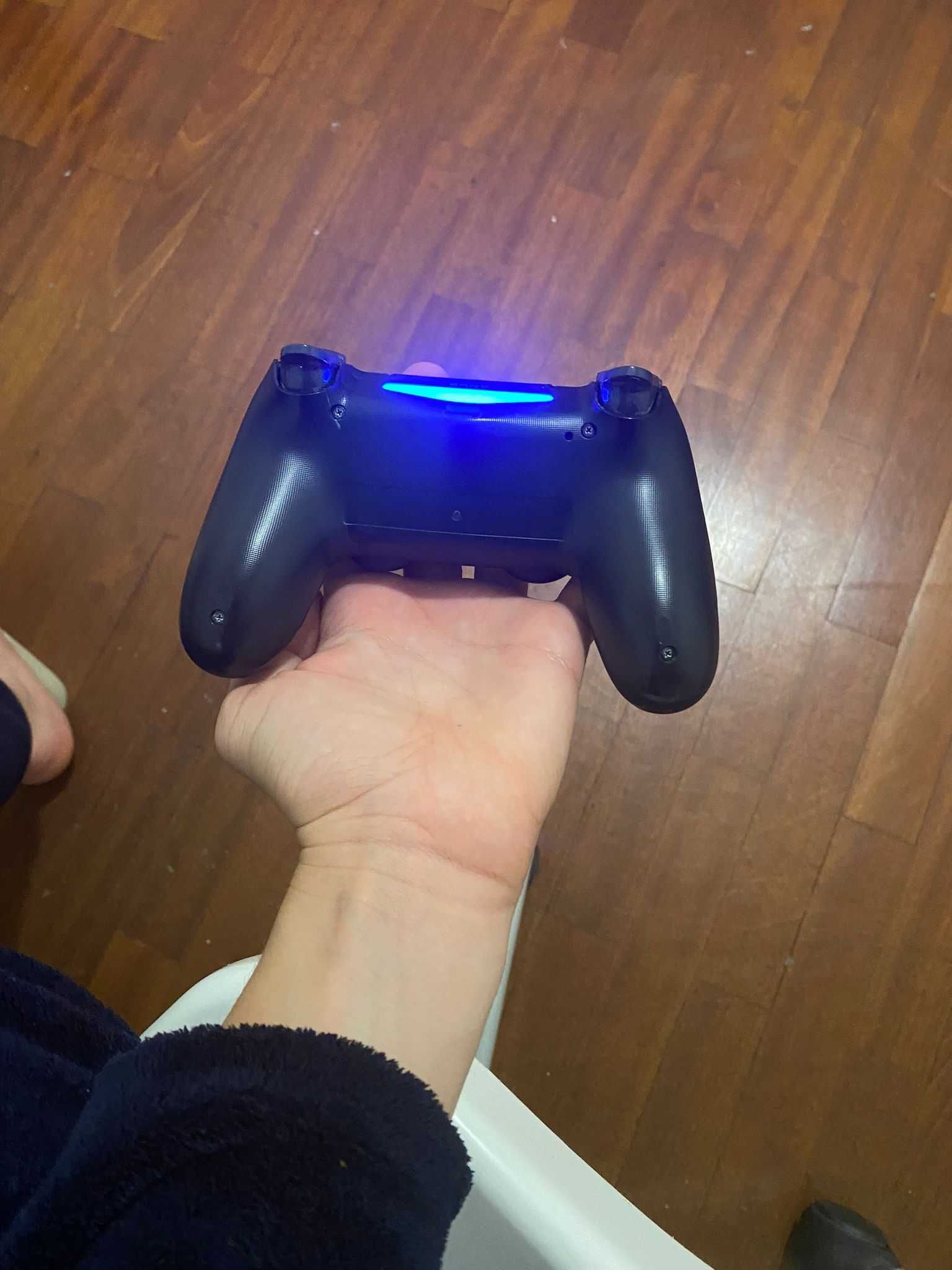 Uma consola PS4 com jogos a funcionar na perfeição