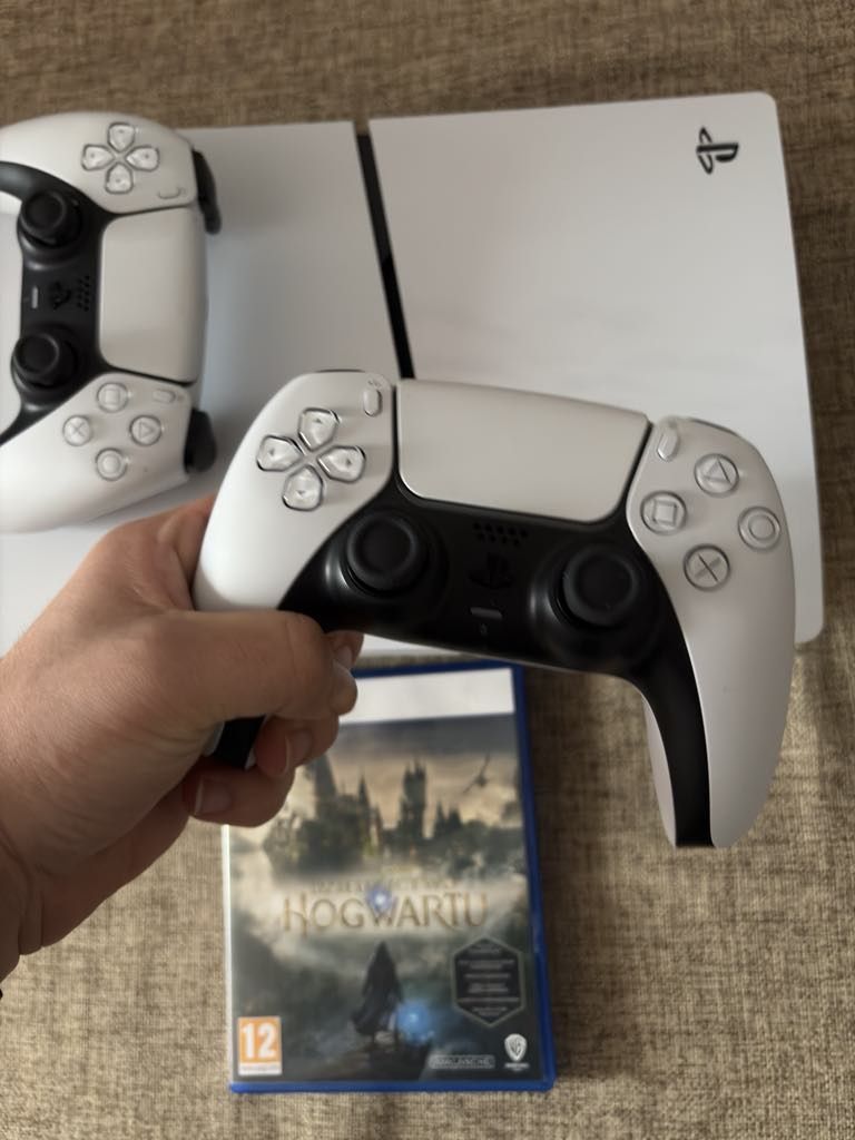 PlayStation 5 z napędem,z dodatkowym padem i grą.