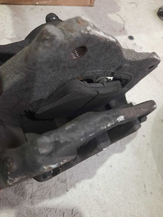 Передні гальмівні супорта скоби направляючі Тойота Авенсіс т27 2.2