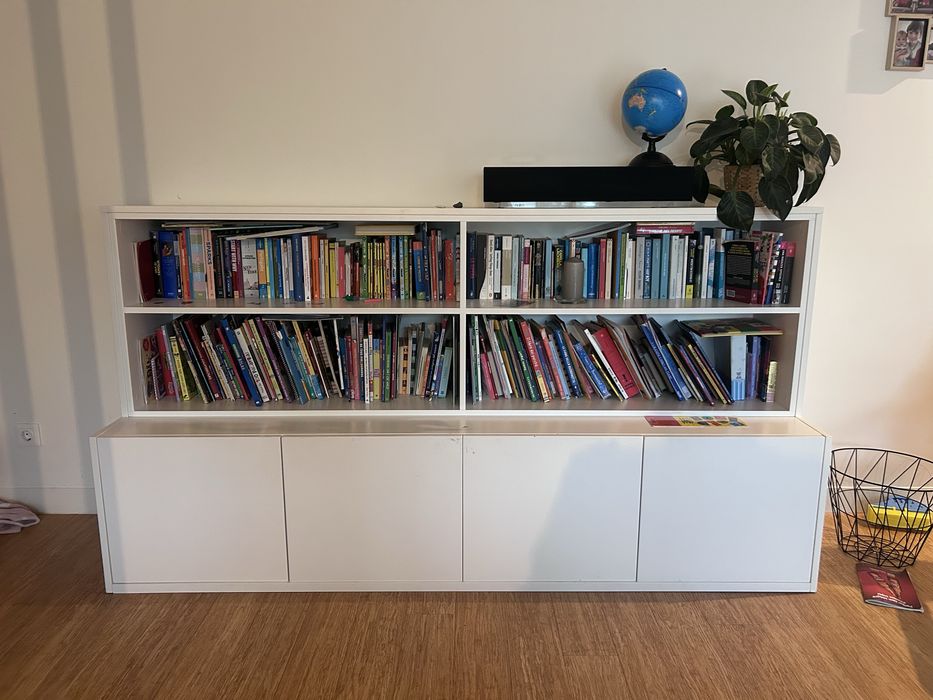 Livraria branco com portas