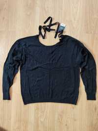 Czarny sweter z wiązaniem na karku