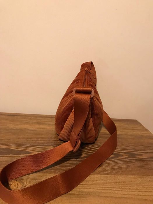 Жіноча вельветова сумка багет
Uniqlo нова