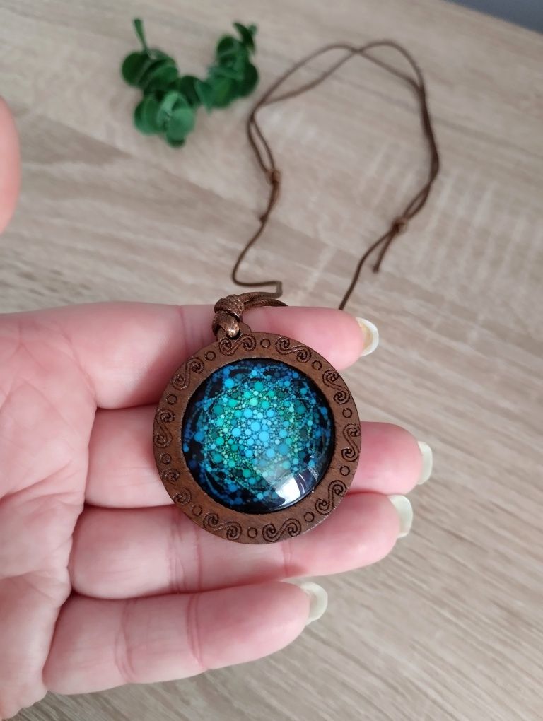 Piękny naszyjnik z lekkim drewnianym wisiorkiem mandala boho etno