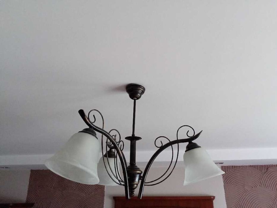 Lampa w dobrym stanie do salonu, pokoju