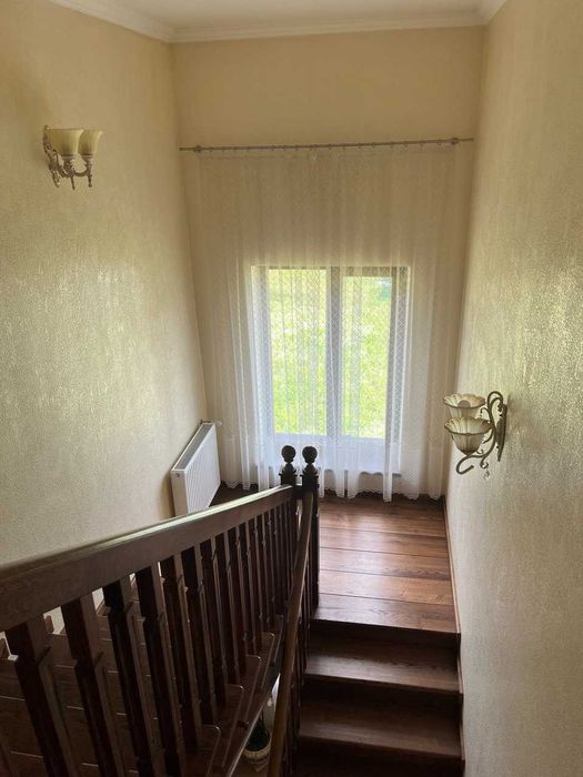 Продається сучасний приватний будинок с. Угринів 252 м2, 10 сот землі