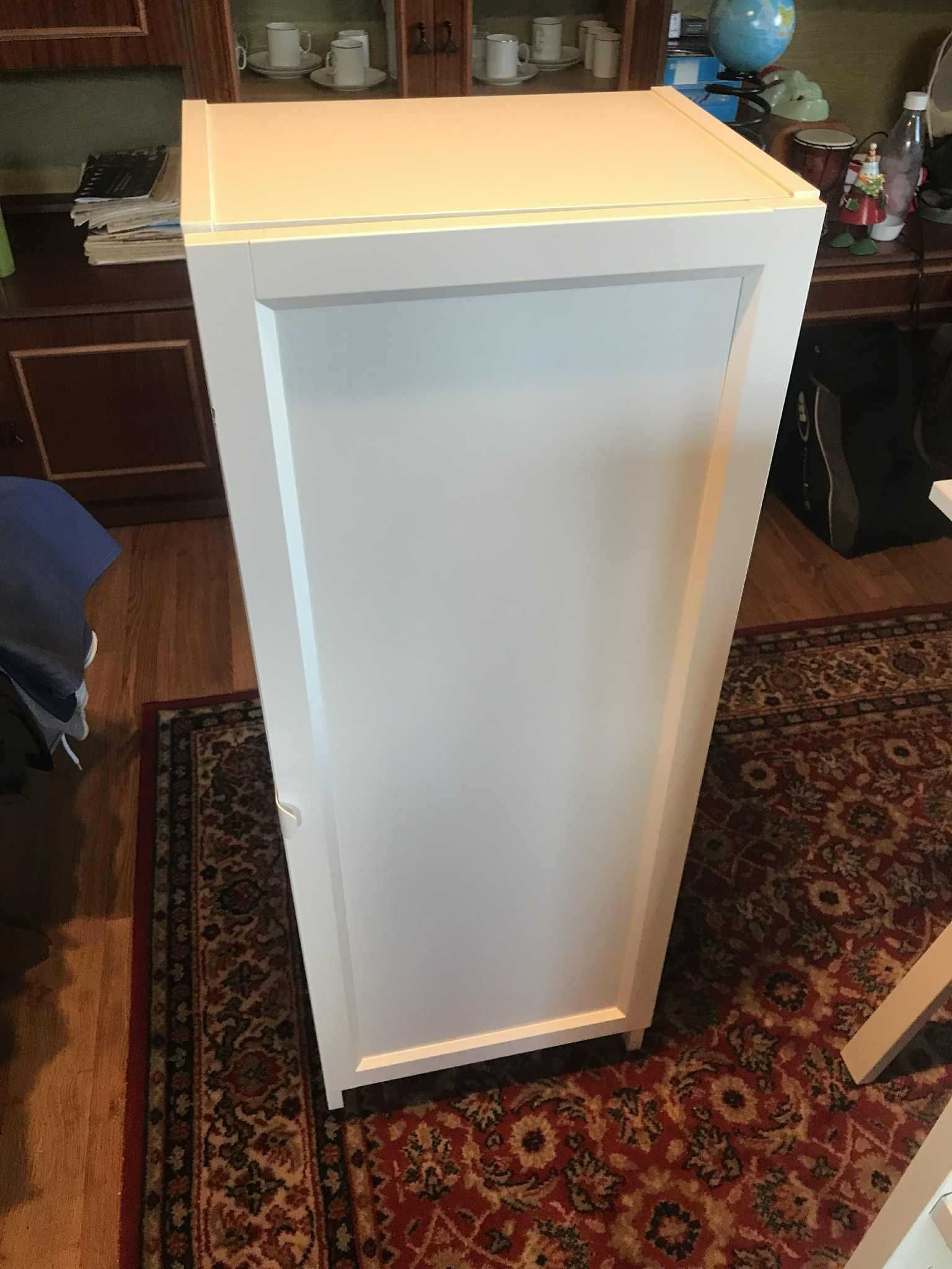 Biała wysoka szafka z drzwiczkami – 3 półki Ikea
