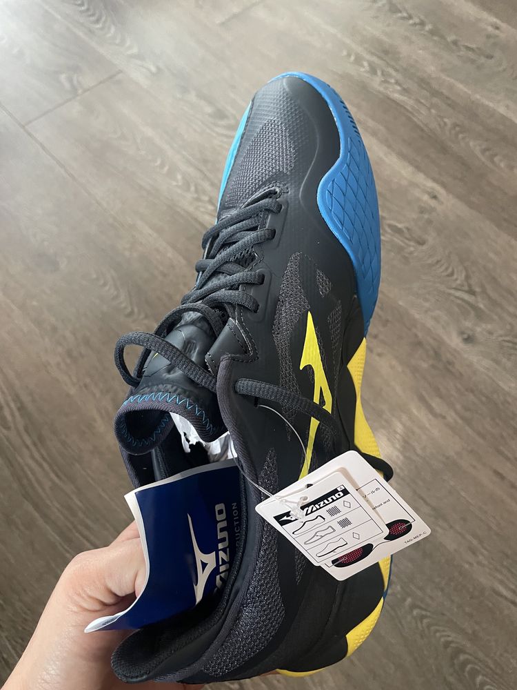 Продам тенісні кросівки Mizuno