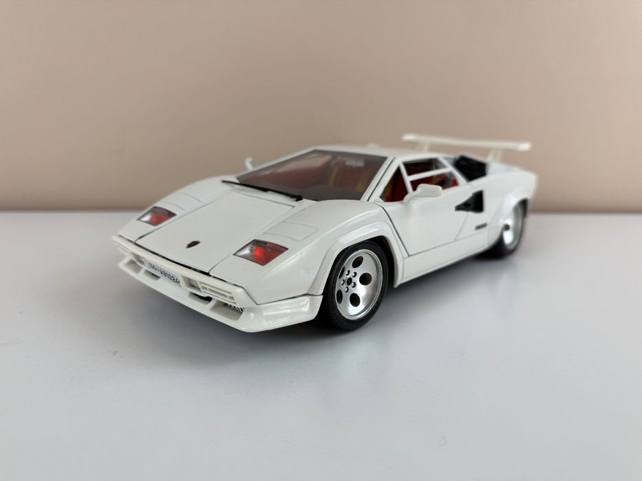 Колекційна модель авто Burago Lamborghini Countach 1988/Біла. 1:18