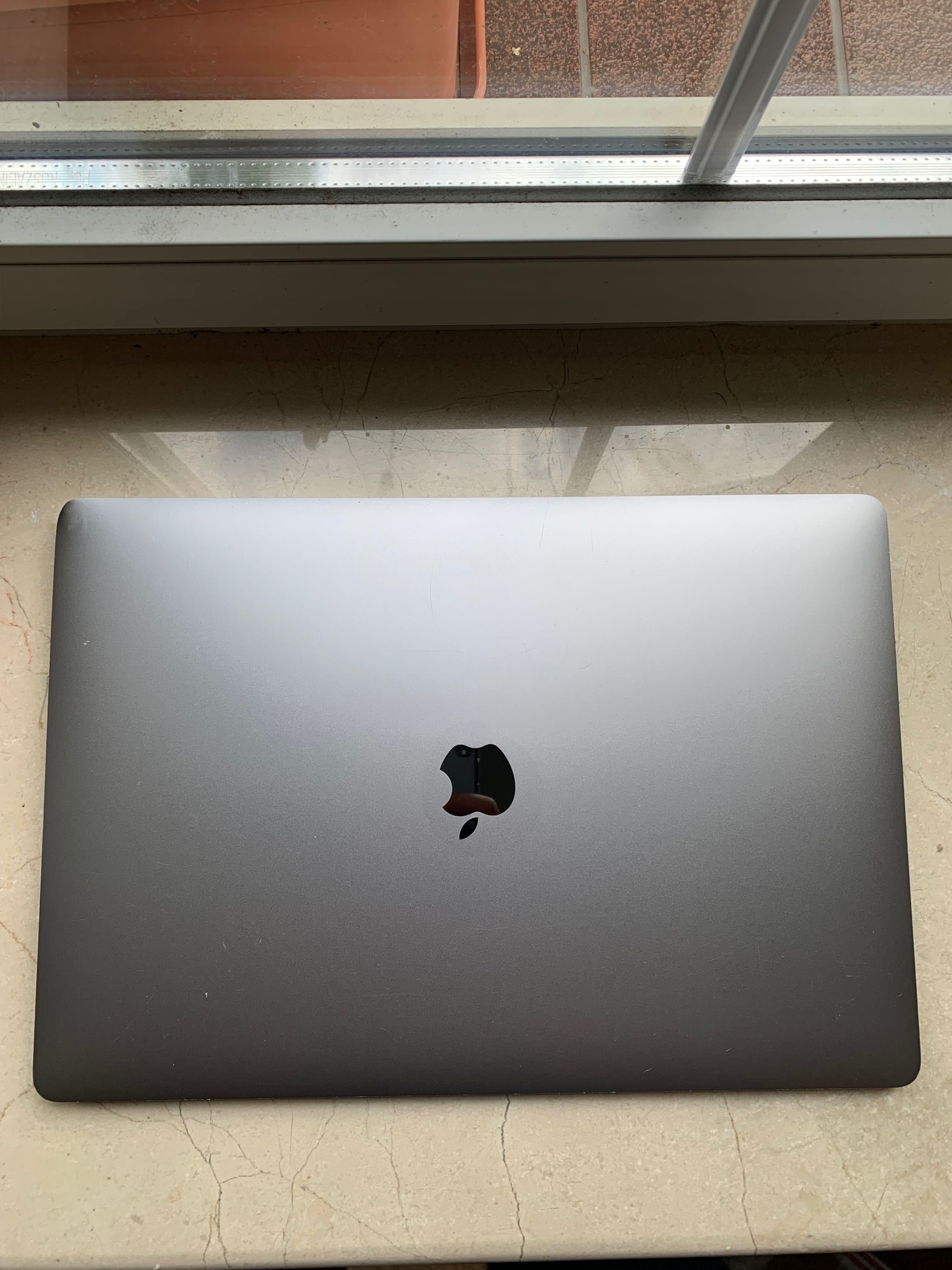MacBook Pro 16” A2141 | 2019 – i7 / 32 GB / 500 GB SSD – uszk matryca