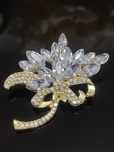 Alfinete Flor com brilhantes STRASS 
Broche de LUXO DOURADO 
Muito BON