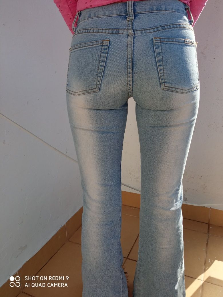 Jasno niebieskie jeansowe dzwony