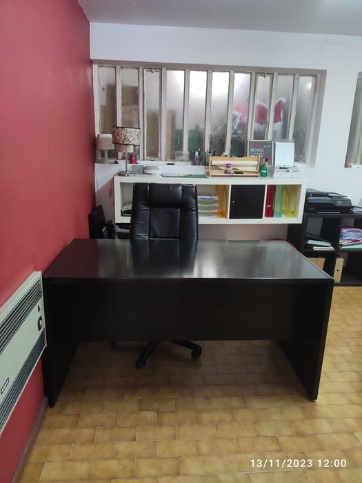 Conjunto de secretária com bloco de gavetas e cadeira executiva