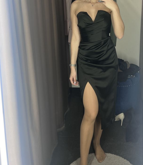 Чорна сукня вечірня корсетна атласна міді з рукавом