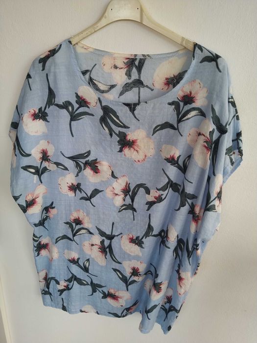 Blusa azul clara com flores - Tamanho XL/XXL