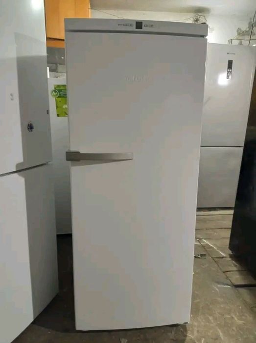 Морозильна камера Miele.  Висота 145 см.